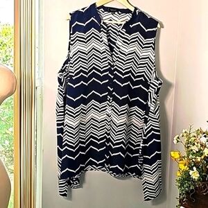 SPENSE WOMEN'S sleevless top. Navy blue and white‎  geometric design Button. 2 X